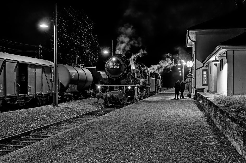 Steam Engine, Train, Class 23, Station, Building, Night, People, Lights, Plattform. Clock